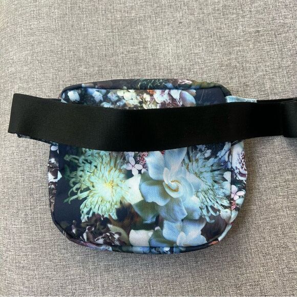 Herschel Supply Co - Fifteen Hip Pack, Winter Floral Hoffman Collection - Picture 10 of 14